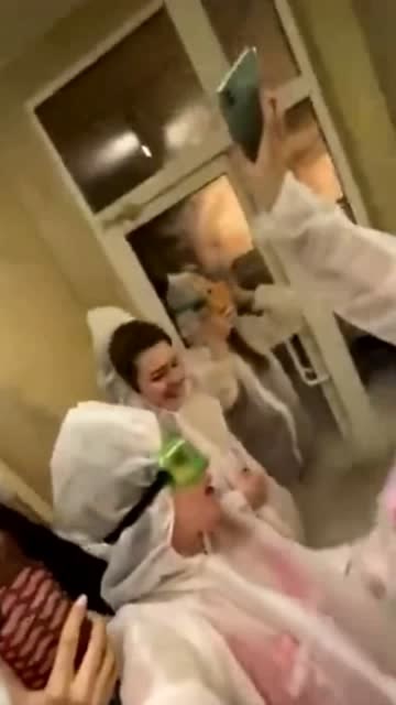 俄網紅慶生往浴池倒30公斤乾冰 驚喜變悲劇3人死亡
