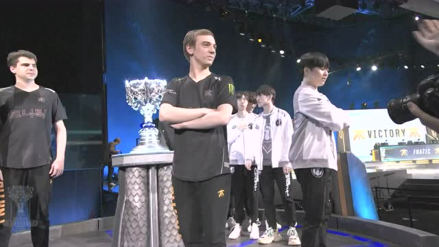 IG与FNC会师决赛 双方奖杯前互摆Pose免费观看