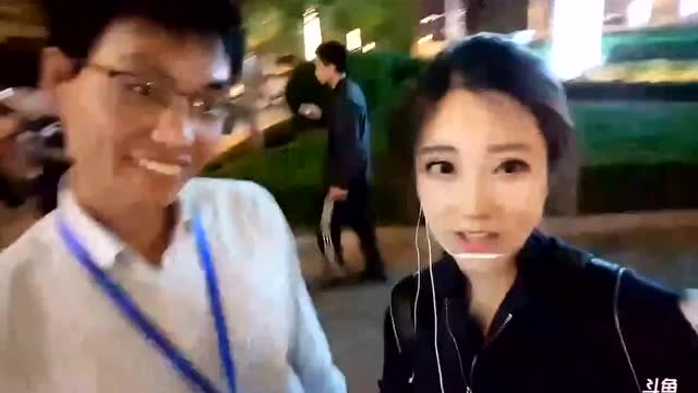 冯提莫在北京街头唱歌唱《暖暖》，被搭讪要微信，啊我不玩微信免费观看