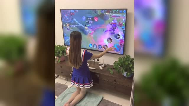 你的对手可能用的不是手机，美女用电视打王者！免费观看