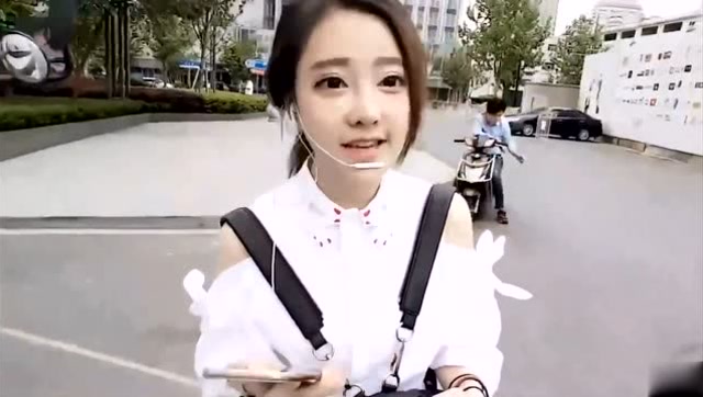 冯提莫变成移动点歌机 户外唱歌引来警察叔叔围观免费观看