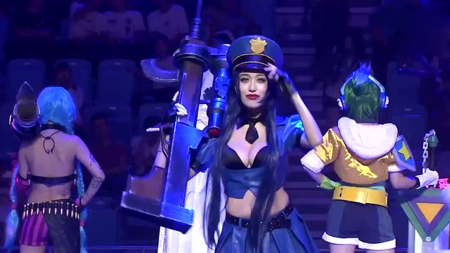 竞技嘉年华现场COS表演，网友发问这是什么鬼免费观看