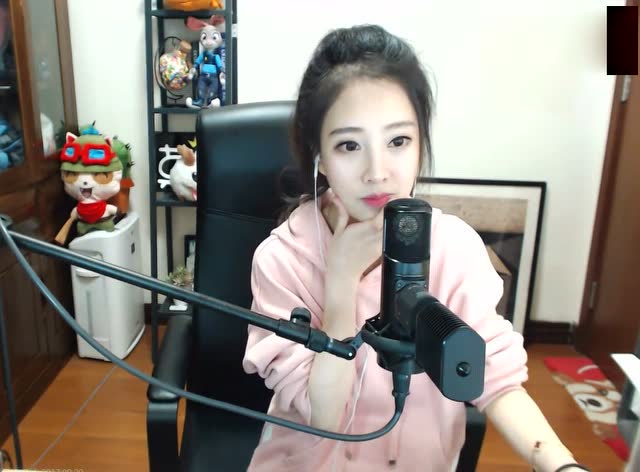 冯提莫一个月没直播，给大家秀一段舞蹈免费观看