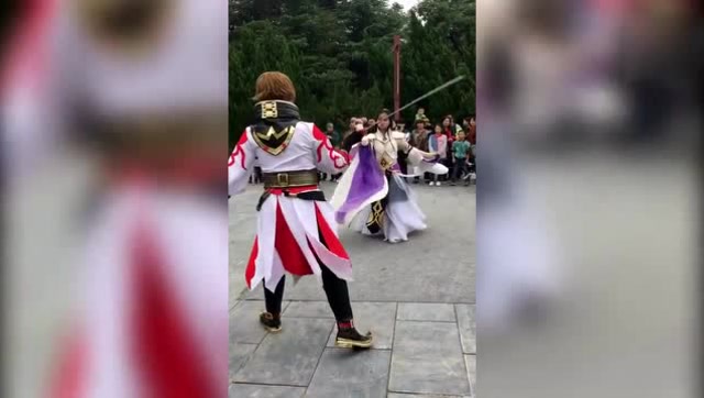 王者荣耀cosplay：这个李白好帅气，小迷妹呢？