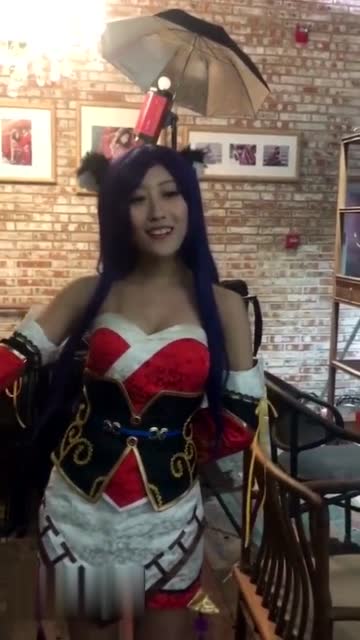 漂亮妹子实力COS英雄联盟阿狸，快扶我起来，真的HOLD不住了！免费观看