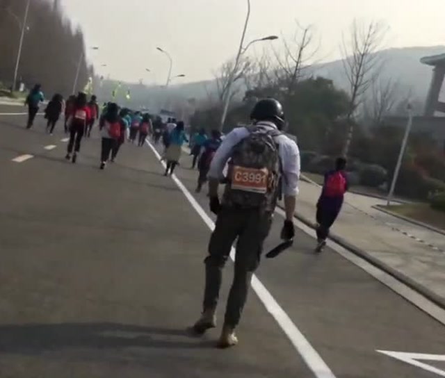 沉迷吃鸡 无法自拔！祝你们大吉大利 今晚吃鸡！免费观看