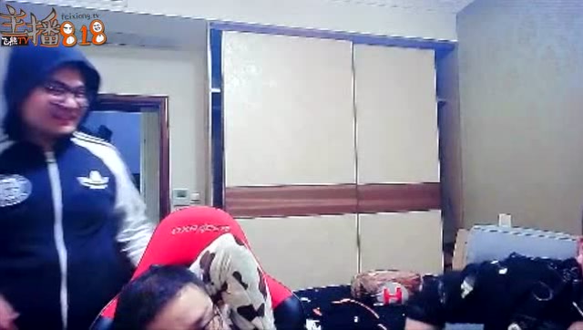 骚男遭两面夹击无奈 笑笑毒奶R错人 七号让人头出事—每日版免费观看