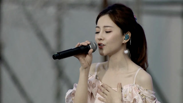 斗鱼直播节冯提莫演唱个人最新单曲《哼》，这首歌酷酷哒免费观看