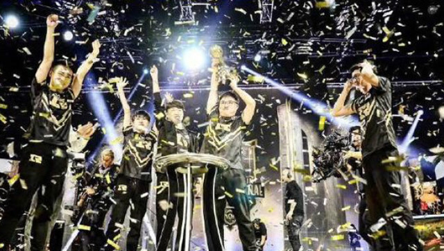 中国战队RNG摘得英雄联盟世界冠军，韩国解说当场惨叫连连免费观看