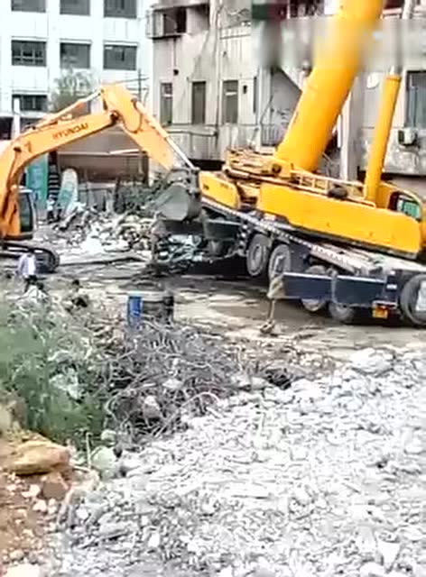 這就尷尬了！吊車把挖機吊到屋頂的時候發生了事故 (184播放)