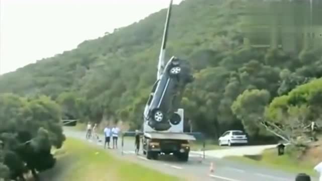 吊車剛把事故車吊起來,就感覺情況不妙,果真出大事了 (369播放)