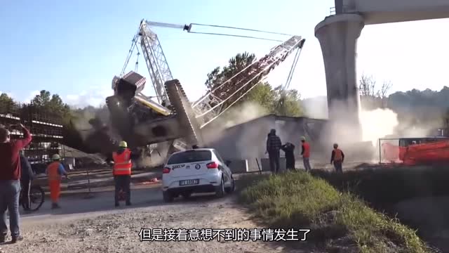 大吊車發生意外事故，工廠老板看到之后當場奔潰 (223播放)