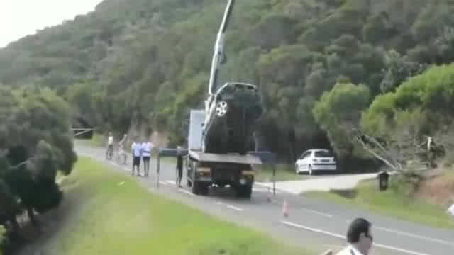 新手吊車司機(jī)把事故越野車吊起, 感覺(jué)不對(duì)勁, 下秒果然攤上大事了 (180播放)