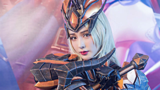 超级可爱的木兰COS小姐姐，当花木兰和苏烈互换武器！免费观看