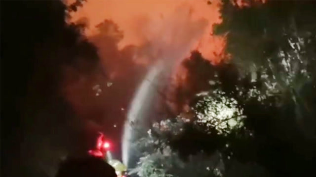 西昌山火復燃 火勢危及瀘山景區加油站 消防隊伍正火速撲救