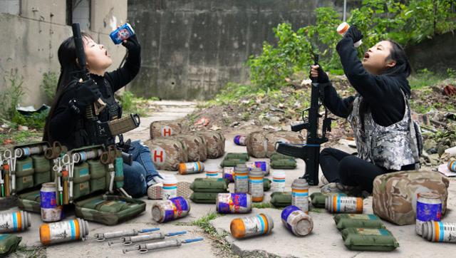 国产真人吃鸡：决赛圈眼看男友被敌人击杀，妹子竟躲毒圈成功吃鸡免费观看