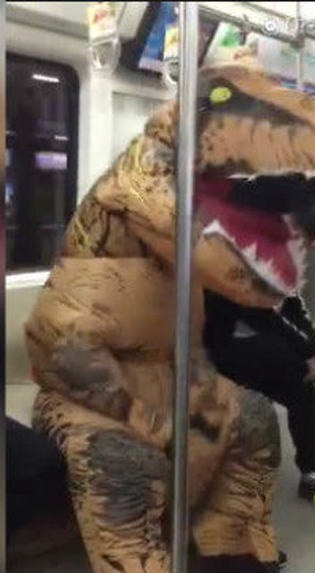 COS的太拼命了！地铁惊现超大恐龙先生免费观看