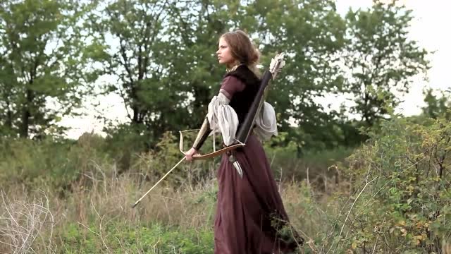 [Yuri搬运]怪物猎人！Cosplay萝莉弓箭手！穿着中世纪束腰长裙的美女弓箭手，好可爱的妹子~漫展免费观看