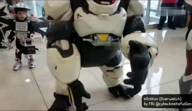 守望先锋哇还原度真高！这莫非就是真的温斯顿？免费观看