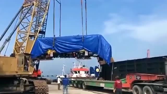 吊車裝卸大件重物發生事故，工人拔腿就跑 (225播放)