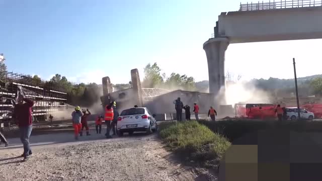 工人们安装大型桥梁时，吊车突然发生事故，真是太惨了！ (179播放)