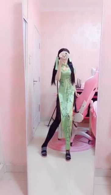 小姐姐在家cos王者荣耀孙尚香，旗袍衬托修长双腿免费观看