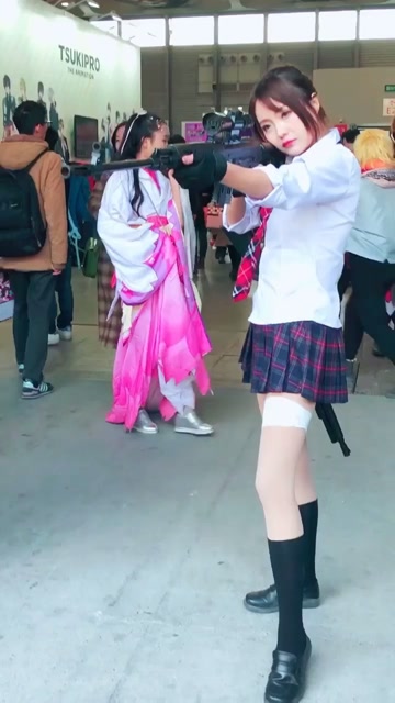 拿着狙击的小姐姐好帅气！免费观看