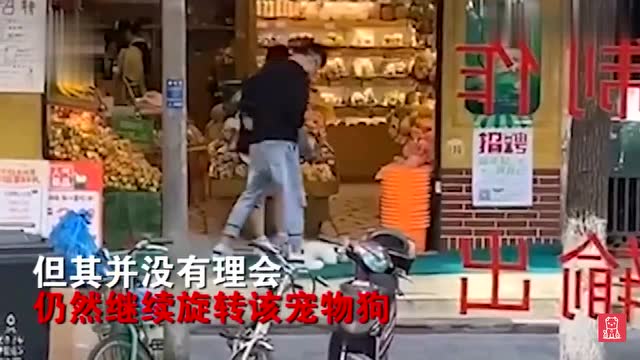 情侶把寵物狗吊起360°旋轉嬉笑不斷,旁人勸說毫不理睬