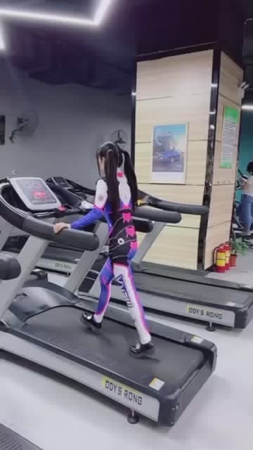 守望先锋角色扮演，小姐姐是在跑步机上扭秧歌吧！免费观看
