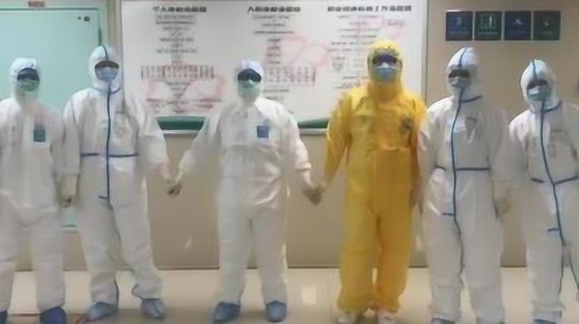援鄂醫護上班前手拉手唱我和我的祖國 隊員:全身充滿了力量