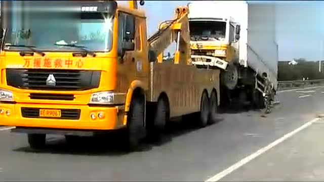 事故現場的吊車和救援車！ (145播放)