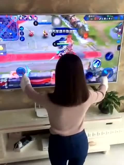 美女你这是有多爱玩王者荣耀啊，这么玩不怕被老公打么？免费观看