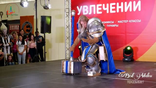 俄罗斯角色扮演节日狂欢，阿尔萨斯·米奈希尔扮演的太形象了免费观看