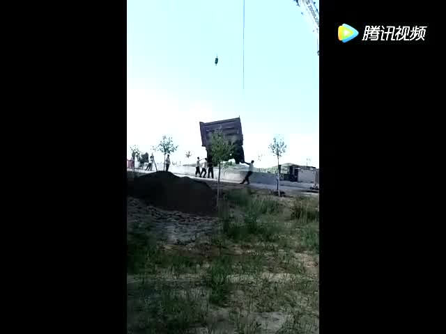 吊車事故瞬間幾個人的生命就沒有了，太可怕了 (219播放)