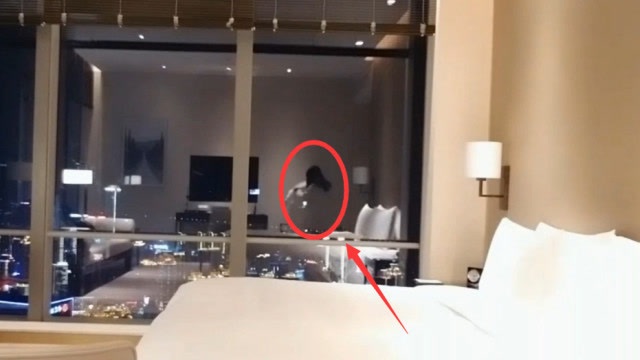 呆妹儿直播换衣，结果全程被镜子出卖，网友看后疯狂刷礼物免费观看