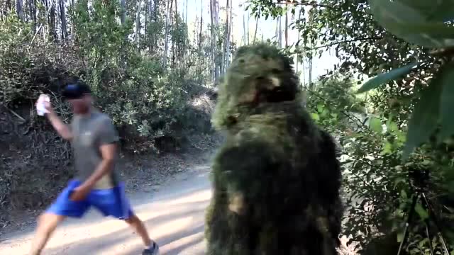 国外吉利服树林恶搞，差点被人砸了，要小心了啊！免费观看