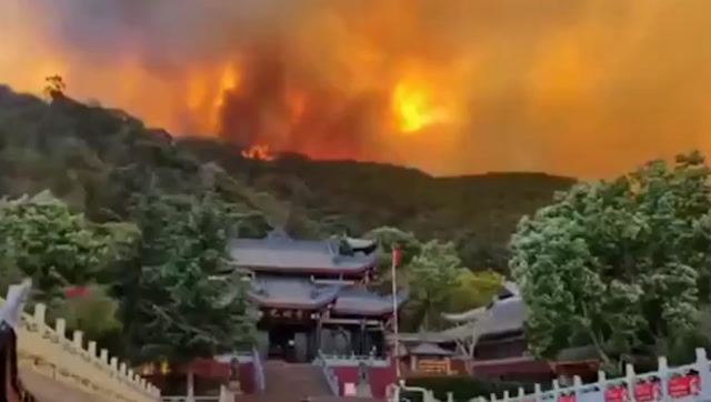 西昌山火出現多處復燃!瀘山火勢燒過山頂威脅光福寺 武警出動