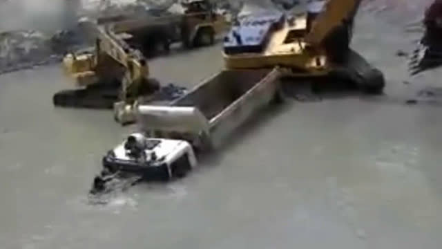 恐怖的大車事故，吊車側翻，大貨車掉下河里，安全第一 (208播放)