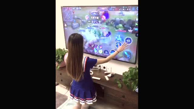 美女用电视打王者，技术丝毫不输职业玩家免费观看