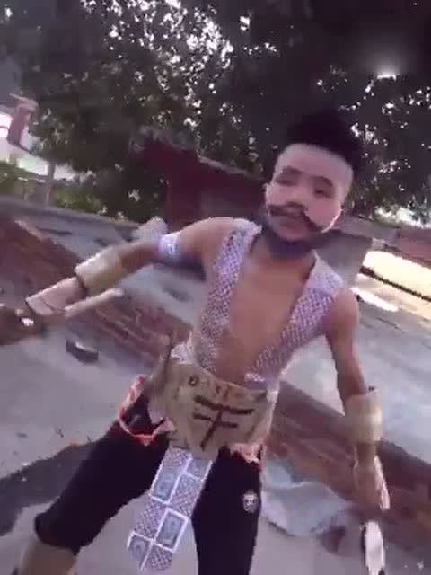 王者荣耀简配模仿小伙又来了，他这个么么哒，你有打人的冲动吗？免费观看