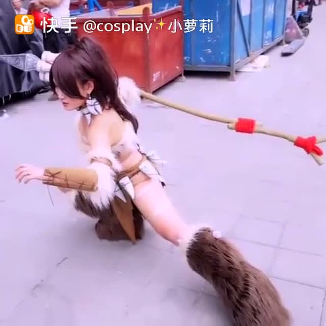 美女COSPLAY英雄联盟里面的豹女，好威风啊免费观看