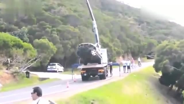 現場救援，吊車剛把事故車吊起來了！ (203播放)