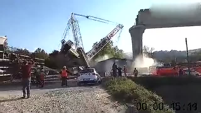 大吊車發(fā)生意外事故，這么重的東西也太可怕了 (266播放)