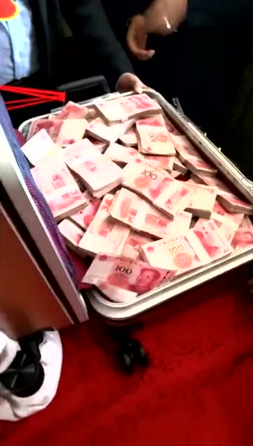 一男子结婚,提着一行李箱钱去娶老婆,这样的男生你们喜欢吗?