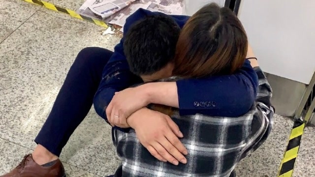陪客戶喝酒醉倒地鐵站 95後男子坐地抱着妻子流淚:對不起