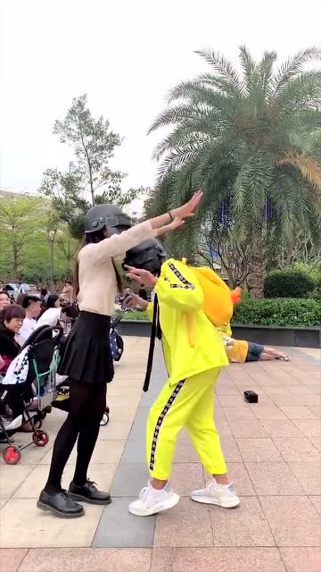 小姐姐街头玩绝地求生cosplay，就是这么酷免费观看