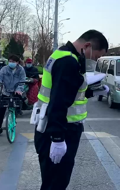 淚目!北京街頭行人止步車輛鳴笛 聲音響起的那一刻