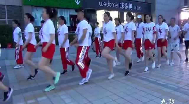 鬼步七连全部分解动作第四组:,第五组-鬼步舞教学基础舞步
