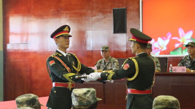 致敬!駐香港部隊三軍儀仗隊完成新老隊長交接 老隊長淚灑現場