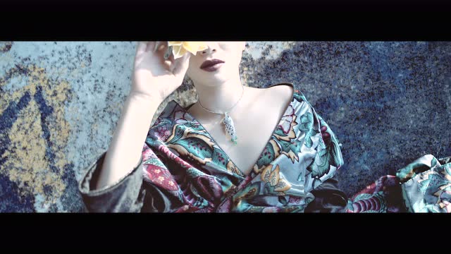NOWNESS PRESENTS: 穿絲綢的女人
